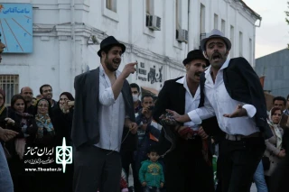 اجرای نمایش میدانی «درشکه چی» مقابل تماشاخانه سابق تئاتر گیلان