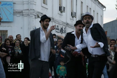 اجرای نمایش میدانی «درشکه چی» مقابل تماشاخانه سابق تئاتر گیلان