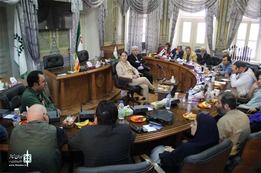 دیدار هنرمندان با اعضای شورای شهر