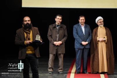 در اختتامیه جشنواره 36 تئاتر فجر

«روایت یک مرگ در خانه. وا. ده» از گیلان تقدیر شد