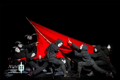 نگاهی به نمایش «آنتیگون»، نوشتۀ ژان آنوی و کارگردانی مهرداد هنرمند

سندروم کرئون، نردبانی برای عروج آنتیگون