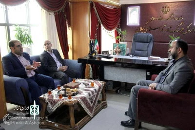 دیدار مدیرکل فرهنگ و ارشاد اسلامی گیلان با مدیرکل هنری بنیاد شهید

رضا ثقتی: برگزاری جشنواره تئاتر کودک و نوجوان ایثار، اتفاقی خجسته برای گیلان است