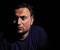 محمد پور جعفری کارگردان نمایش «مو»

هنوز ایستاده‌ایم چون آخرین آینه‌داران این دوران هستیم